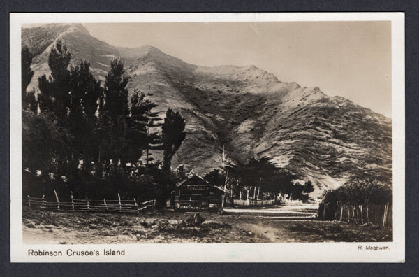 CHILE - 1920 - ISLA JUAN FERNANDEZ & POSTCARD: Circa 1920. Black & white photographic PPC 'Robinson Crusoe's Island' showing Farm & Buildings. Fine unused.  (CHI/38899)