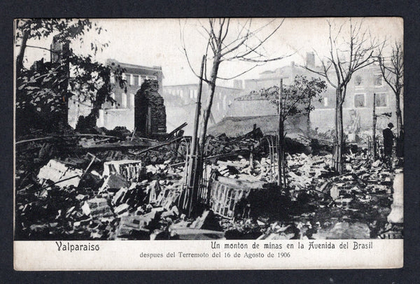 CHILE - 1906 - EARTHQUAKE & POSTCARD: Black & white PPC 'Valparaiso - Un monton de minas en la Avenida del Brasil despues del Terremoto del 16 de Agosto de 1906' showing street scene with destroyed buildings. Fine unused.  (CHI/41547)
