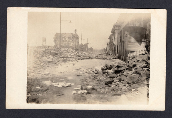 NICARAGUA - 1931 - EARTHQUAKE & POSTCARD: Black & white real photographic PPC of a street destroyed by the earthquake unused but with contemporary text in manuscript on reverse reading 'Managua Abril 29/31, Como deja las casa un terremoto en pasa'. Impressed 'SALAZAR FOTO' makers mark on front.  (NIC/31644)